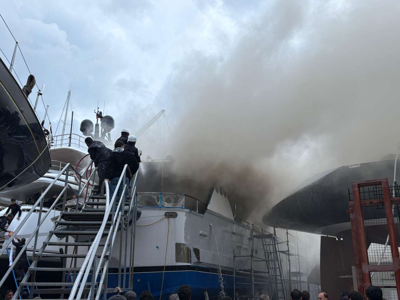 Bodrum’da Tersanede Korkutan Yangın: 22 Metrelik Milyonluk Motoryat Alevlere Teslim Oldu 3